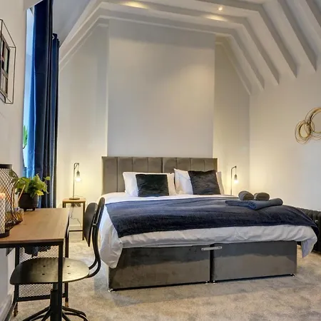 The Old Vicarage - Secure Parking, Fast Wifi, Garden