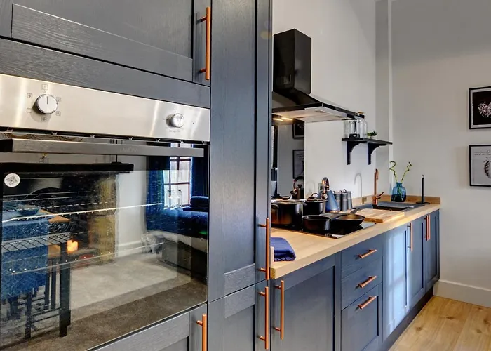 The Old Vicarage - Secure Parking, Fast Wifi, Garden Villa