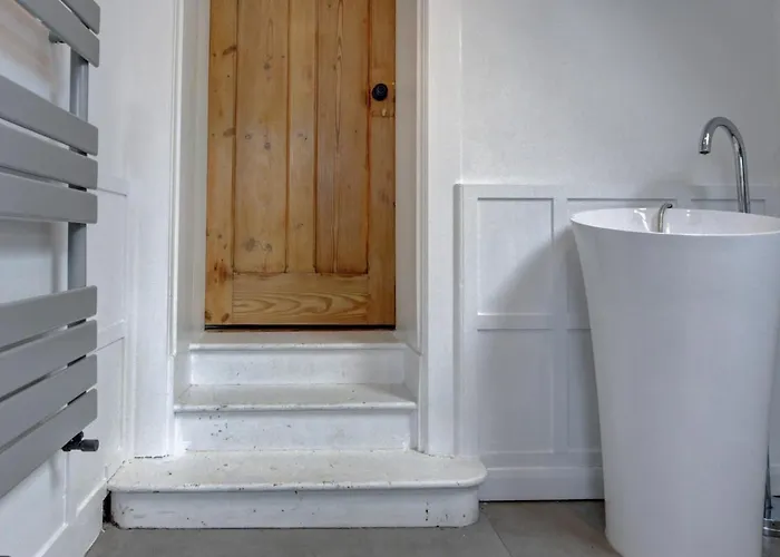 The Old Vicarage - Secure Parking, Fast Wifi, Garden Villa *