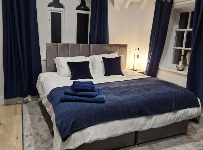 The Old Vicarage - Secure Parking, Fast Wifi, Garden Villa *