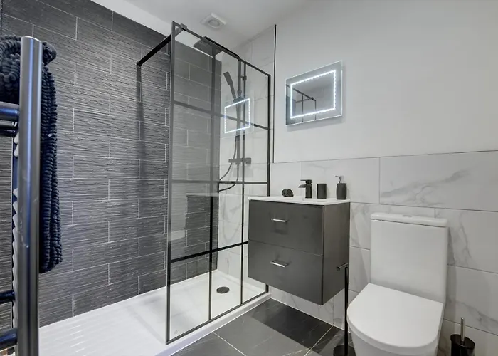 Villa The Old Vicarage - Secure Parking, Fast Wifi, Garden *