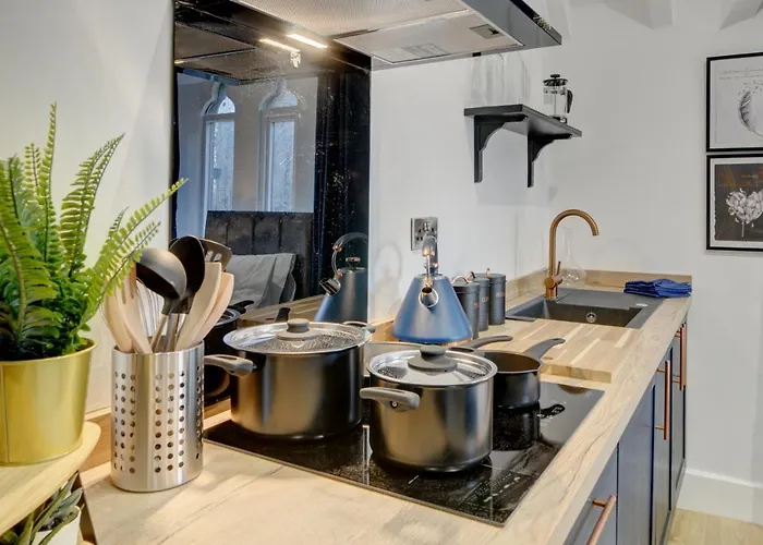 The Old Vicarage - Secure Parking, Fast Wifi, Garden Villa