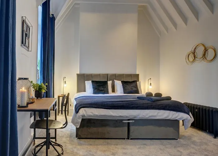 The Old Vicarage - Secure Parking, Fast Wifi, Garden Villa