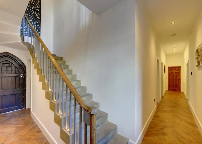 Villa The Old Vicarage - Secure Parking, Fast Wifi, Garden