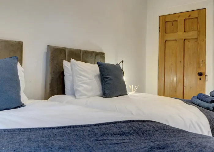 The Old Vicarage - Secure Parking, Fast Wifi, Garden Villa