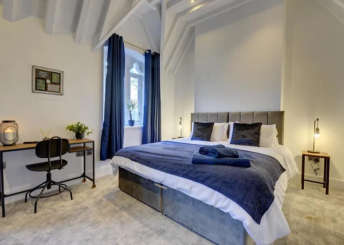 The Old Vicarage - Secure Parking, Fast Wifi, Garden Villa *