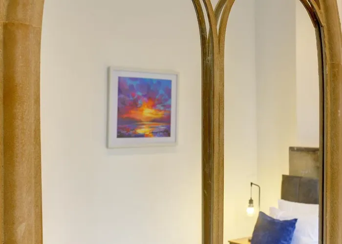 Villa The Old Vicarage - Secure Parking, Fast Wifi, Garden