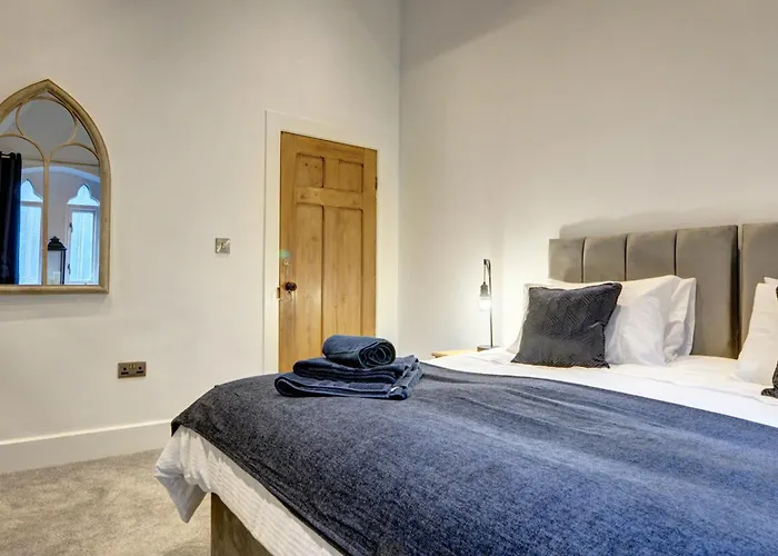 The Old Vicarage - Secure Parking, Fast Wifi, Garden Villa *