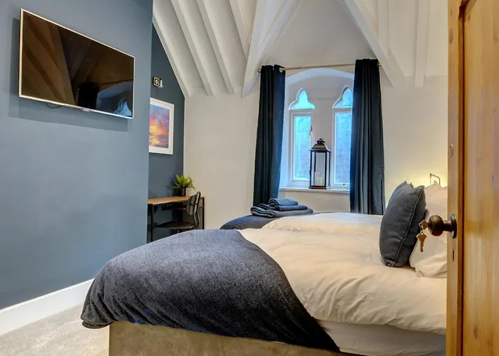 Villa The Old Vicarage - Secure Parking, Fast Wifi, Garden *