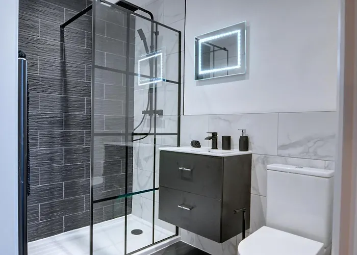 The Old Vicarage - Secure Parking, Fast Wifi, Garden Villa