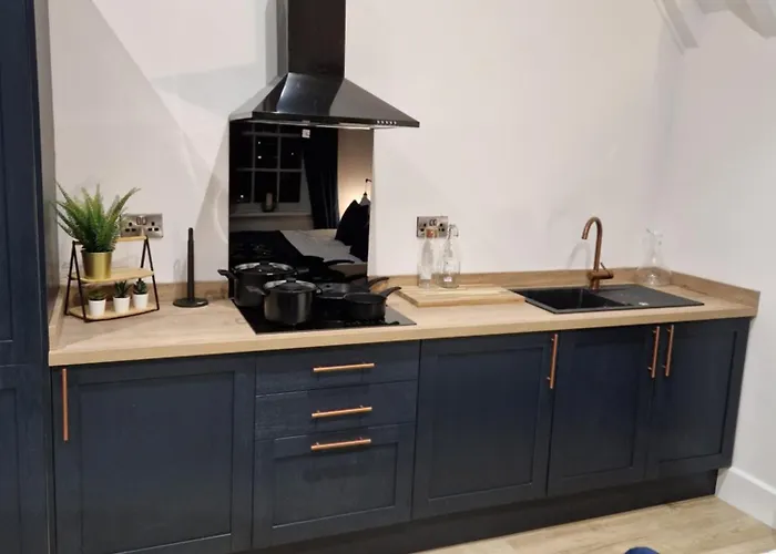 Villa The Old Vicarage - Secure Parking, Fast Wifi, Garden *