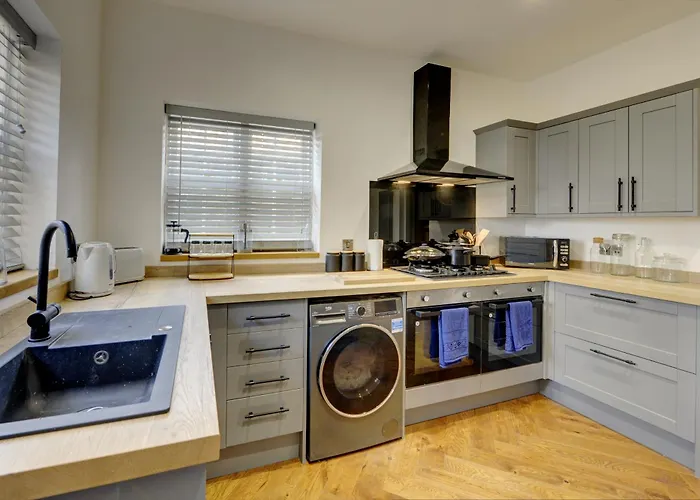 The Old Vicarage - Secure Parking, Fast Wifi, Garden Villa *