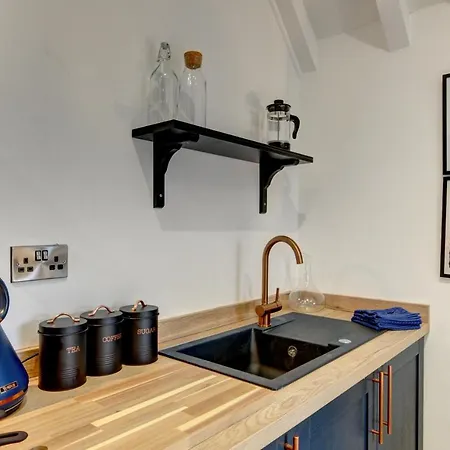 The Old Vicarage - Secure Parking, Fast Wifi, Garden Villa Leeds (West Yorkshire)