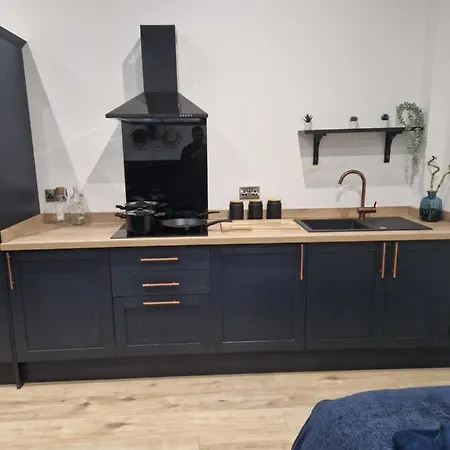 Villa The Old Vicarage - Secure Parking, Fast Wifi, Garden *