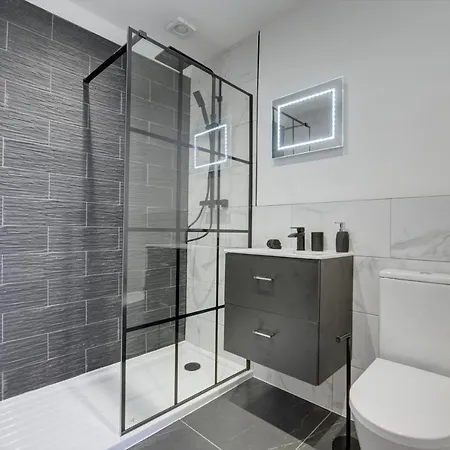 Villa The Old Vicarage - Secure Parking, Fast Wifi, Garden *