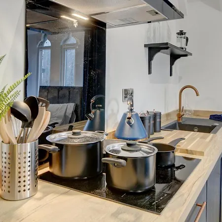 The Old Vicarage - Secure Parking, Fast Wifi, Garden فيلة