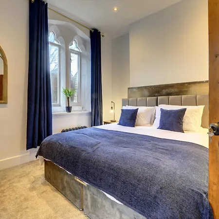 The Old Vicarage - Secure Parking, Fast Wifi, Garden Villa Leeds (West Yorkshire)