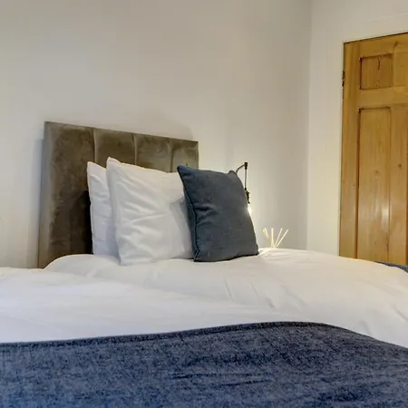 The Old Vicarage - Secure Parking, Fast Wifi, Garden Villa