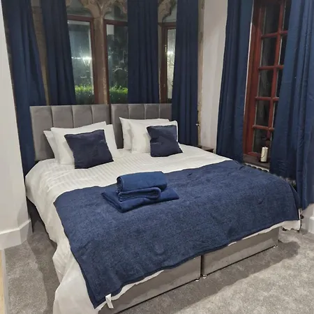 Villa The Old Vicarage - Secure Parking, Fast Wifi, Garden *