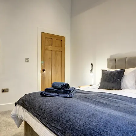 The Old Vicarage - Secure Parking, Fast Wifi, Garden Villa *