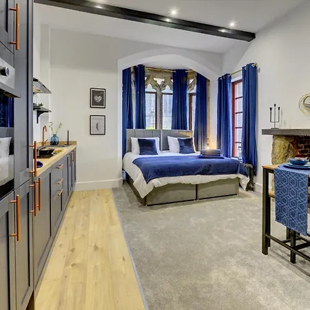 Villa The Old Vicarage - Secure Parking, Fast Wifi, Garden *