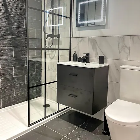 Villa The Old Vicarage - Secure Parking, Fast Wifi, Garden *