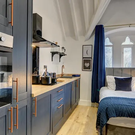 The Old Vicarage - Secure Parking, Fast Wifi, Garden ليدز