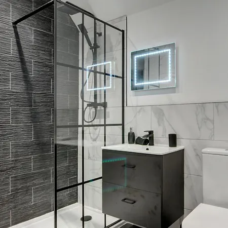 The Old Vicarage - Secure Parking, Fast Wifi, Garden Villa