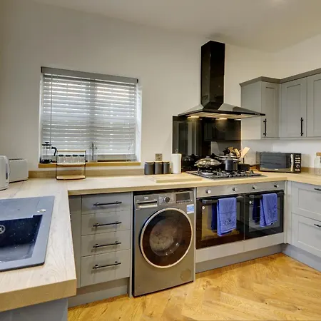 The Old Vicarage - Secure Parking, Fast Wifi, Garden Villa *