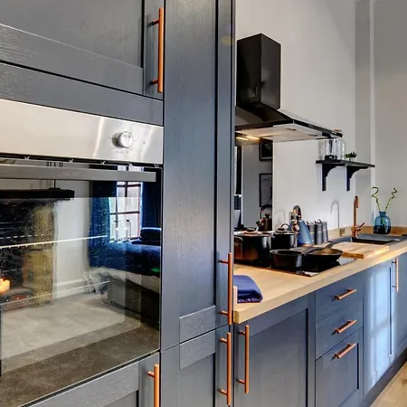 The Old Vicarage - Secure Parking, Fast Wifi, Garden Villa