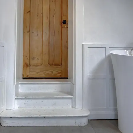 The Old Vicarage - Secure Parking, Fast Wifi, Garden Villa *
