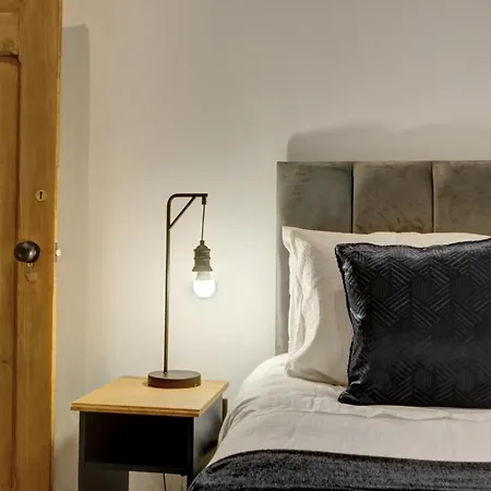 The Old Vicarage - Secure Parking, Fast Wifi, Garden Villa Leeds (West Yorkshire)