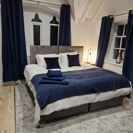The Old Vicarage - Secure Parking, Fast Wifi, Garden Villa *
