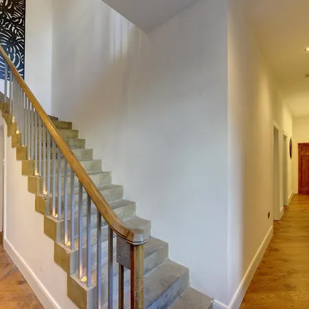 Villa The Old Vicarage - Secure Parking, Fast Wifi, Garden