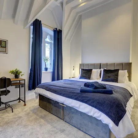 The Old Vicarage - Secure Parking, Fast Wifi, Garden Villa *