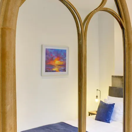 Villa The Old Vicarage - Secure Parking, Fast Wifi, Garden