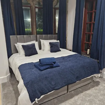 Villa The Old Vicarage - Secure Parking, Fast Wifi, Garden *