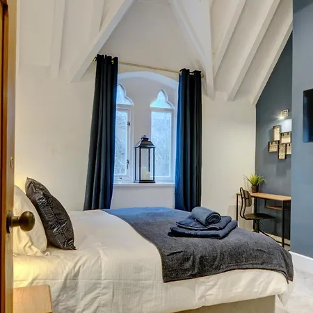 Villa The Old Vicarage - Secure Parking, Fast Wifi, Garden