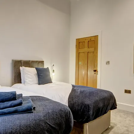 Villa The Old Vicarage - Secure Parking, Fast Wifi, Garden
