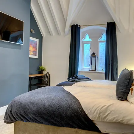 Villa The Old Vicarage - Secure Parking, Fast Wifi, Garden *