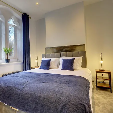 The Old Vicarage - Secure Parking, Fast Wifi, Garden Villa Leeds (West Yorkshire)