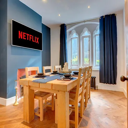 Villa The Old Vicarage - Secure Parking, Fast Wifi, Garden