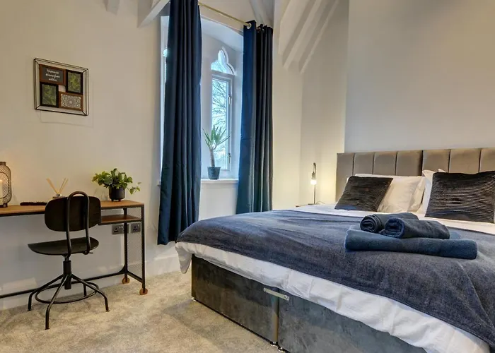 The Old Vicarage - Secure Parking, Fast Wifi, Garden * 리즈