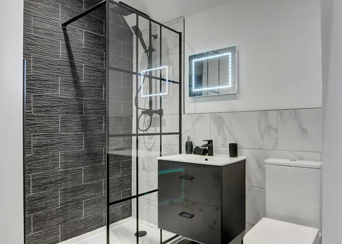 The Old Vicarage - Secure Parking, Fast Wifi, Garden 빌라